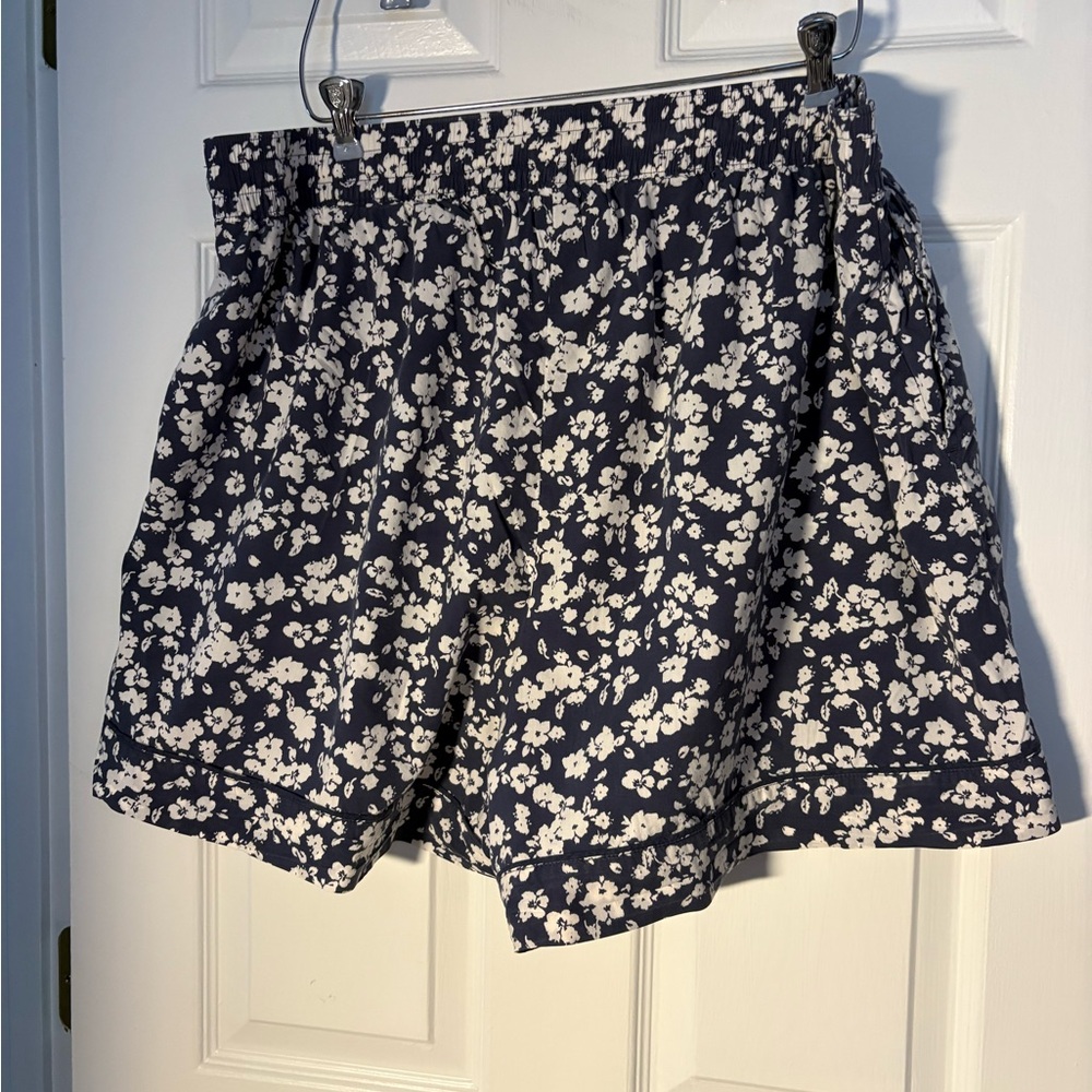 Old Navy Floral Women's Shorts - Picture 7 of 7